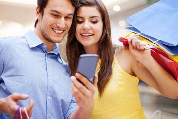 Couple smiling at a cellphone